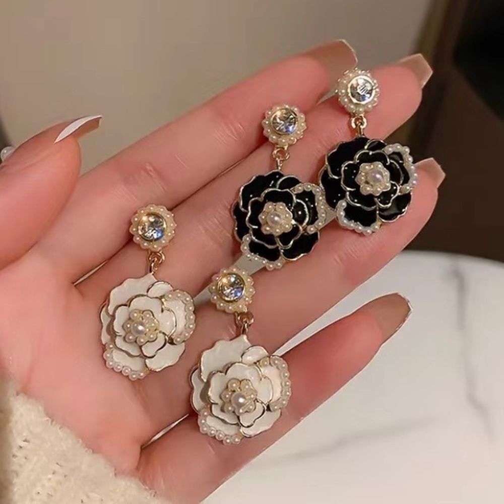 🔅🆕🔅Elegant Classy Camellia Flower Pearl Earrings✨available in Black & Cream✨